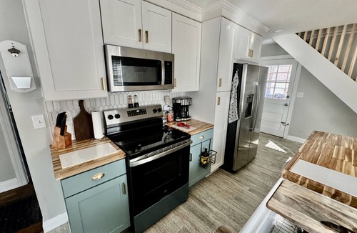 Prestonia House | Charming Derby City Rental - 3-bedroom house Sleeps up to 7, WiFi in Louisville.