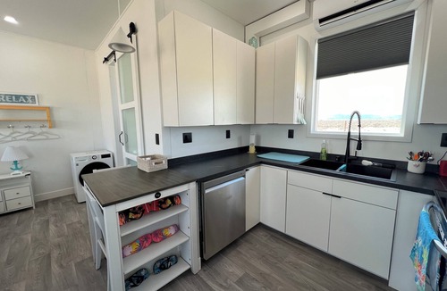Beryl Junction House | Charming Desert Beach House Tiny home, with AC, WiFi, game room/fitness room.