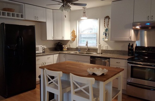 Isle of Palms House | Charming family vacation cottage, close to the beach on Isle of Palms.