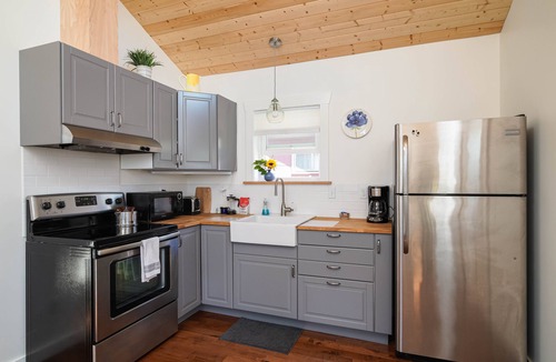 Alberta Arts District House | Charming Fireplace! Walk to Alberta Arts SilverStar cottage in NE Portland.