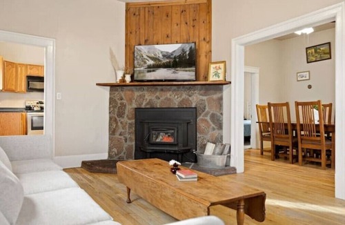 Springerville House | Charming Historic Home-30 mins to Greer-Sleeps 9- Mountain Thyme Cottage, yardnn