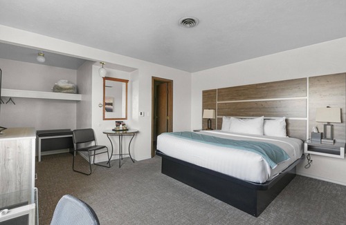 Polson Hotel | Charming King Room with Peaceful Setting & Lake Views