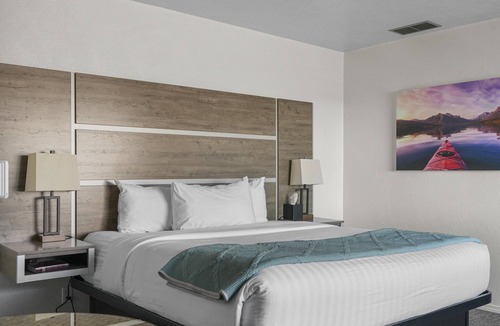 Polson Hotel | Charming King Room with Peaceful Setting & Lake Views