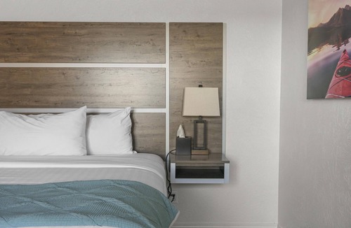 Polson Hotel | Charming King Room with Peaceful Setting & Lake Views