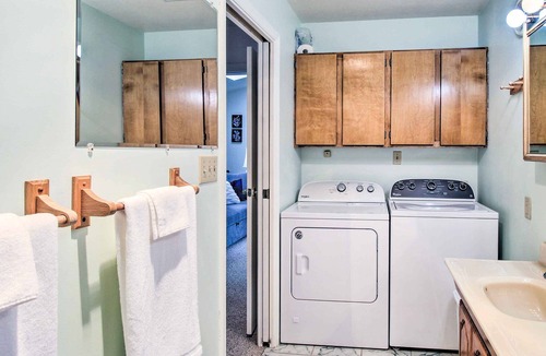 Pinetop-Lakeside Cottage | Charming Lakeside Cottage w/ Patio + Grill!