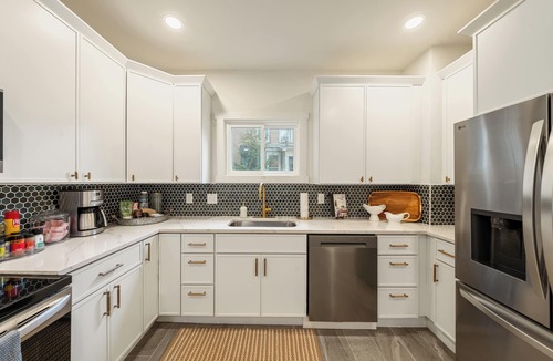 Delaware House | Charming, Newly Renovated Home, Walk to Downtown Delaware