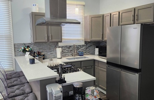 Greater Grand Crossing Apartment | Charming Newly Updated 3-bed Chicago Apartment. Extended Stay Discount