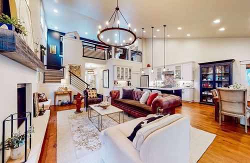 North End House | Charming North End Farmhouse Near Foothills