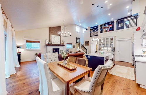 North End House | Charming North End Farmhouse Near Foothills