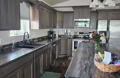 USA House | Charming Northern Idaho Getaway. A 4-bedroom house in Kamiah with AC and WiFi.