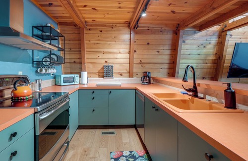 Strawberry Cabin | Charming Pinecrest Cabin w/Private Deck