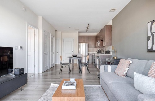 Jefferson Manor Apartment | Charming Potomac Yard City 1BR w/W/D & Gym, nr Airport, by Blueground