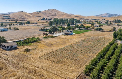 Exeter House | Charming Private 3-bedroom farmhouse to Sequoias National Park