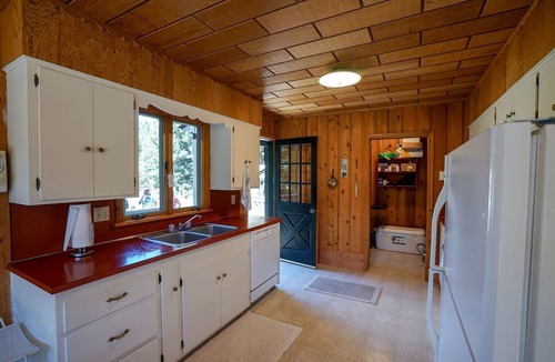 Cameron Cabin | Charming Riverside Cabin with Deck Overlooking Madison River near Three Dollar Bridge in McAllister, Montana