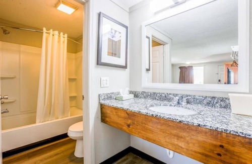 Richmond Hotel | Charming Room Stay Near Silver Lake – Explore and Enjoy Vibrant Richmond