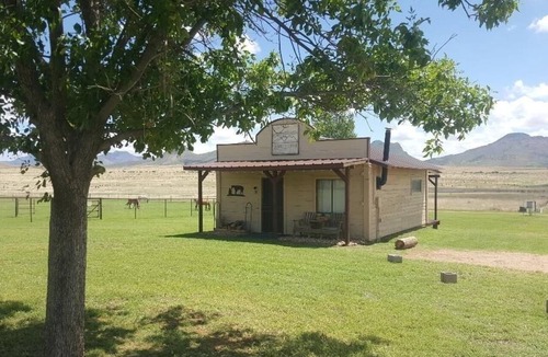 Elgin Cabin | Charming Rustic Ranch Cabin With Mountain Views Near Wineries