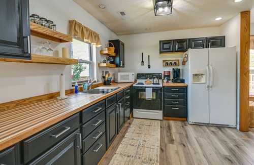 Smiths Grove House | Charming Smiths Grove Home Near Cave Tours!