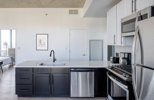South Loop Apartment | Charming South Loop 2BR w/Gym & Roof, nr Grant Park, by Blueground