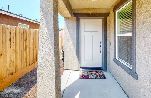 Visalia House | Charming studio with kitchenette near Lake