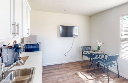 Visalia House | Charming studio with kitchenette near Lake