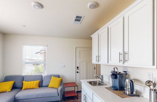 Visalia House | Charming studio with kitchenette near Lake