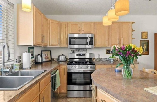 River Road House | Charming Townhouse in the River Road Neighborhood - Pet friendly - Close to Downtown
