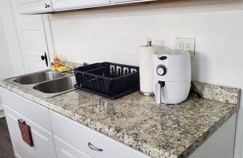 Roselawn Finance Apartment | Charming Unit, Free Laundry & Parking12 minutes to Downtown