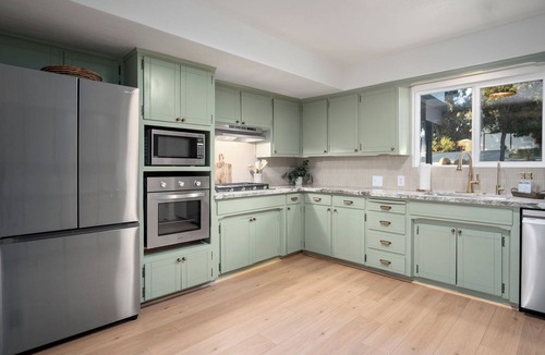 Springville House | Charming vacation rental steps away from River Island Golf Course