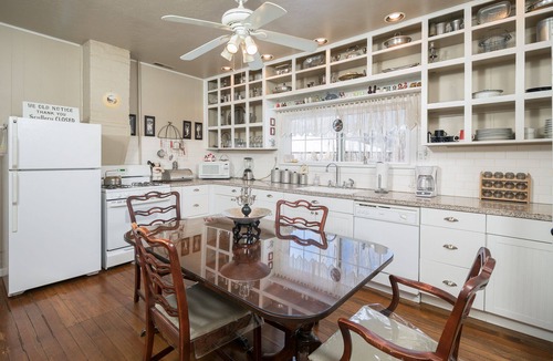 Durango House | Charming Victorian Farmhouse, Privacy, Wi-FI , 5 min to Durango