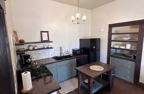 Corona Heights Apartment | Charming Vintage 1-bedroom apartment with WiFi, AC in lovely Porterville