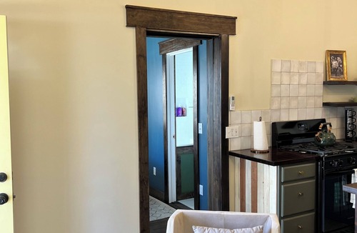 Corona Heights Apartment | Charming Vintage 1-bedroom apartment with WiFi, AC in lovely Porterville