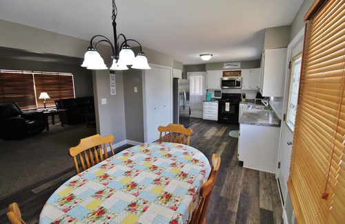 Batavia House | Cheerful 4-bedroom Home with Jacuzzi tub - bathtub