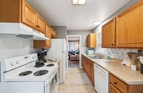 Toledo House | Cheerful & Clean 2br by TCC & Zoo! Fenced yard!