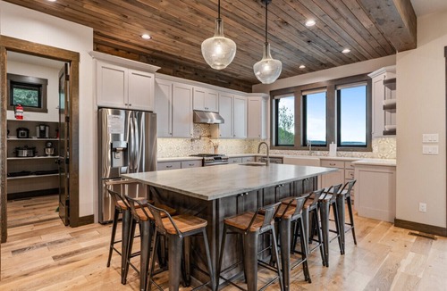 Ashton House | Cherry Butte Lodge| Luxe Lodge Sleeps 27, Hot Tub, Fire Pit, & Views!