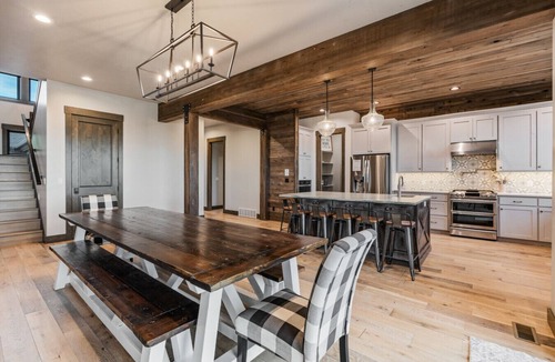 Ashton House | Cherry Butte Lodge| Luxe Lodge Sleeps 27, Hot Tub, Fire Pit, & Views!