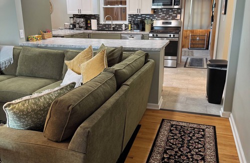 South Bend House | Cherry Tree Vacation Home, 4 BR 2 BA 2500 sq ft, safe neighborhood .9 mi to ND!