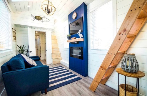 Apple Valley Cabin | Chic Coziness: Fully Equipped Original Tiny House in Apple Valley