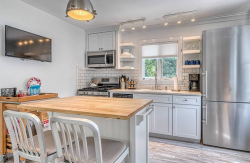 Hampton Bays House | Chic modern beach cottage with heated pool