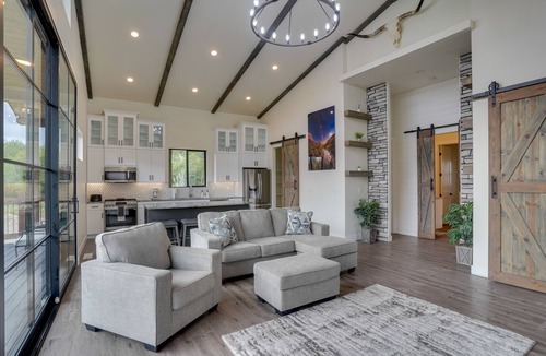 Annabella Cabin | Chic Utah Getaway w/Fireplace, Sauna & 2 Decks!