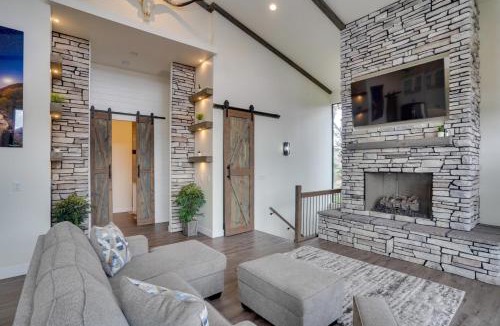 Annabella House | Chic Utah Getaway w/Fireplace, Sauna & 2 Decks!