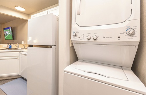Veterans Park House | City Convenience, Mountain Vibes – 3BR/2BA Getaway!