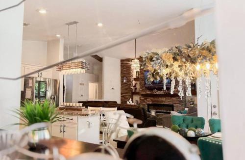 Gilbert House | Civic Centre, Resort Oasis, Open Kitchen & Priv Entry