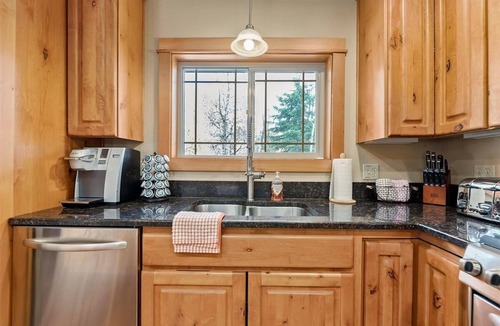 McCall House | *CJ's Lakeview Cabin HotTub Spotless! GameRoom Parking Stocked Kitchen*