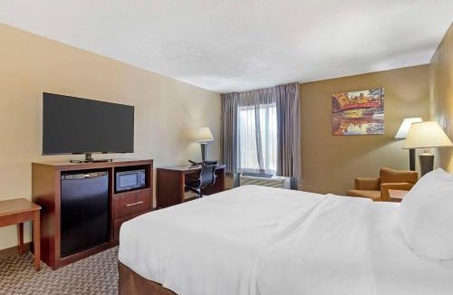 Lowes Grove Hotel | Clarion Pointe Durham Research Triangle Park