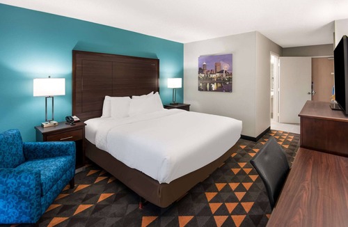 Castleton Hotel | Clarion Pointe Indianapolis Northeast