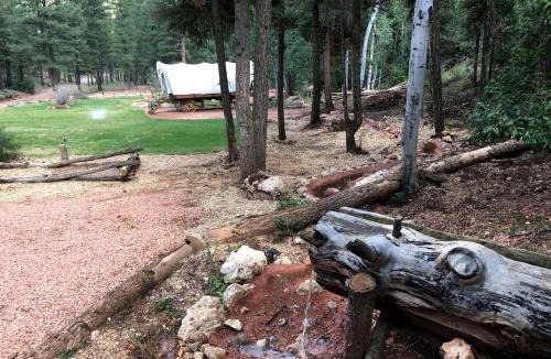 Alton House | Classic Conestoga Wagon Ideal for a Glamping Getaway near Bryce Canyon, Utah