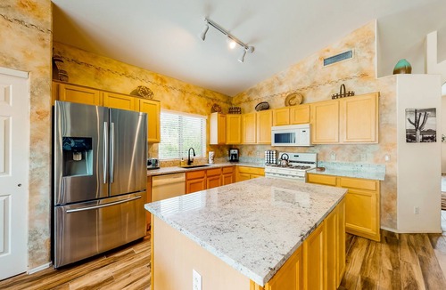 Oro Valley House | Classic, dog-friendly home with landscaped backyard, private pool & spa