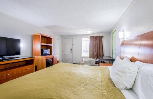 Richmond Hotel | Classic Room with Work Desk – Perfect for Business or Leisure Trips in Richmond