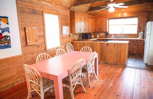 Sullivan's Island House | Classic Style Sullivan's Island house - Very Charming! 1 block to beach & walk to fabulous dining!