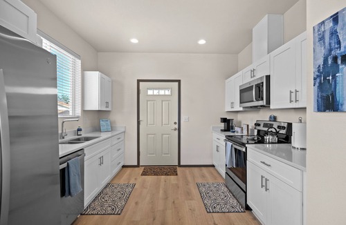 Logan House | Clean 2 Bed Bungalow, Free Parking, Fast WiFi, Near GU